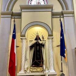 Eine Heilige, umgeben von der chilenischen Flagge und jener der Region Magellan-Antarktis