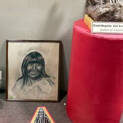 Selk-nam (Frau) mit Haarschmuck und Maske