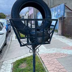 Gerade beobachtet: Entsorgung eines Altreifens im Restmüll-Behälter