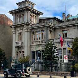 Wenige Häuser in der Stadt sind so gut renoviert. Es ist wohl ein Regierungsgebäude (Flaggen).