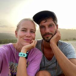 Zwei Süßmäuse in der Abenddämmerung