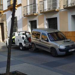 Falsch geparkt und weg mit der Karre...