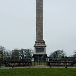 Und dann steht irgendwo einfach so eine große Napoleon Säule