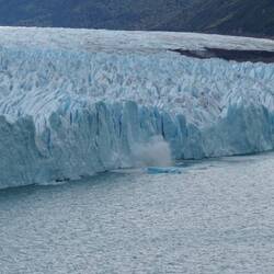 Ha knapp no chönne fötele wie es Stück vom Gletscher is Wasser gheit isch