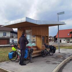 Die Bushaltestellen in einem kleinen Ort, ausgestattet mit AED und Büchern! :D