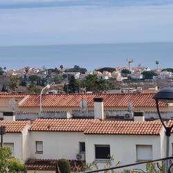 Blick über die Dächer auf das Meer