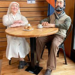 Aus der Ferne sahen die beiden aus wie echt! Cafeteria am Busterminal von Tohuin