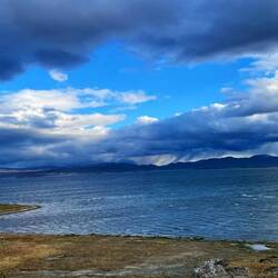 Bucht von Ushuaia. Gegenüber die Insel Navarino (Chile), von der wir ursprünglich übersetzen wollten
