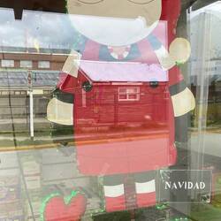 Wir kaufen nebenan im Tante-Emma-Laden ein. Die Besitzerin träumt noch von Weihnachten!