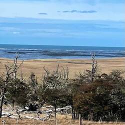 Wir sehen zum ersten Mal den Atlantischen Ozean, hier bei Ebbe.