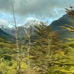 Neuschnee auf den Bergen. Leider ist das Foto verwackelt, da während der Fahrt fotografiert.