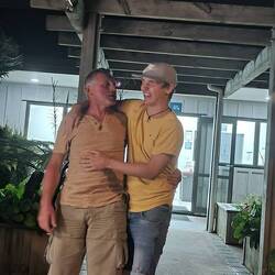 ,,,, Feiern auch. Aber da kann er noch üben