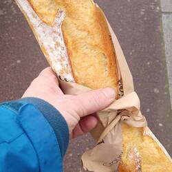 Mit einem Baguette vom Bäcker lässt es sich leben