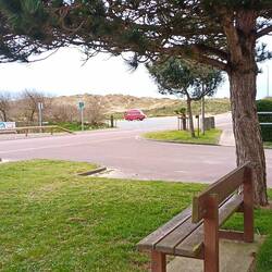 Créances, großer leerer Parkplatz am Strand, daneben ein Campingplatz, aber alles zu