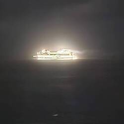 In der Nacht auf einmal Licht vor dem Balkon