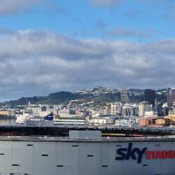 Das SKY Stadion direkt vor dem Schiff.