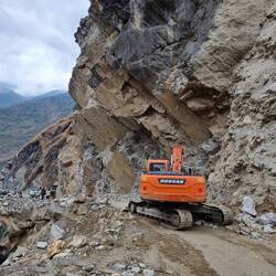 Der Bus stand, die Straße war noch im Bau