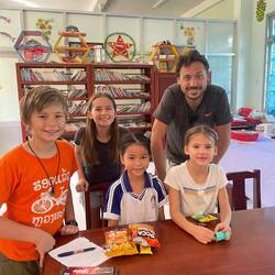 Dans la salle des profs avec quelques enfants privilégiés