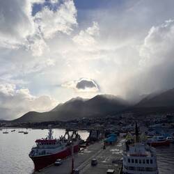 Blick vom Schiff aus auf Ushuaia