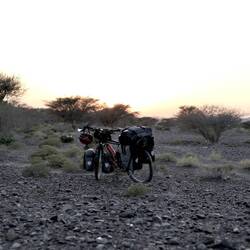 Die Sonne geht gerade unter. Die Zeit reicht noch um das Zelt aufzubauen.