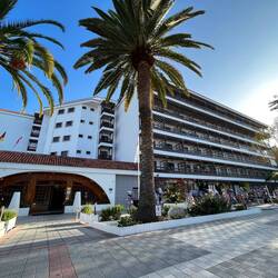 Warten vor unserem Hotel