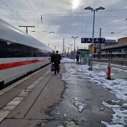 Los geht es im grauen Bremer Schneematsch