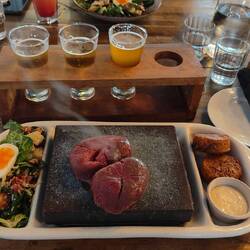 So, jetzt aber essen im Lieblingsrestaurant CBK. Papa gibt sich ein Beer tasting.