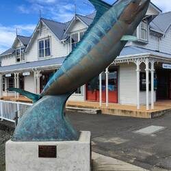 Los geht's zum Essen am Hafen entlang. Striped Marlin Statue direkt am Hafen.