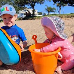 Wie süß die beiden zusammen im Sand spielen :) ❤️