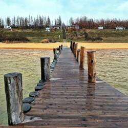 Steg vom Wasser aus.