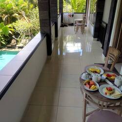 Frühstück auf dem Balkon