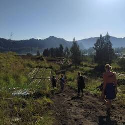 Widi und Elena halten Händchen