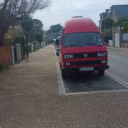 St. Lunaire, man darf im Ort parken 😀