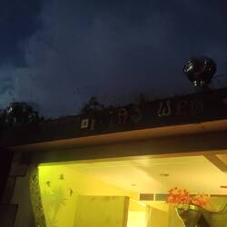 Und beleuchtet wird das ganze auch noch mit wechselnden Lichteffekten.