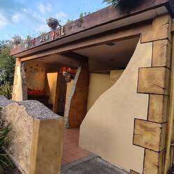 Die Toiletten bei Tag...Kloschüsseln auf dem Dach werden kunstvoll in Szene gesetzt ;)