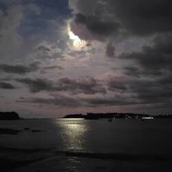 Und dann das wunderschöne Meer mit dem Mond 🌒 darüber, das einen Lichtkegel auf das Wasser wirft. ❤