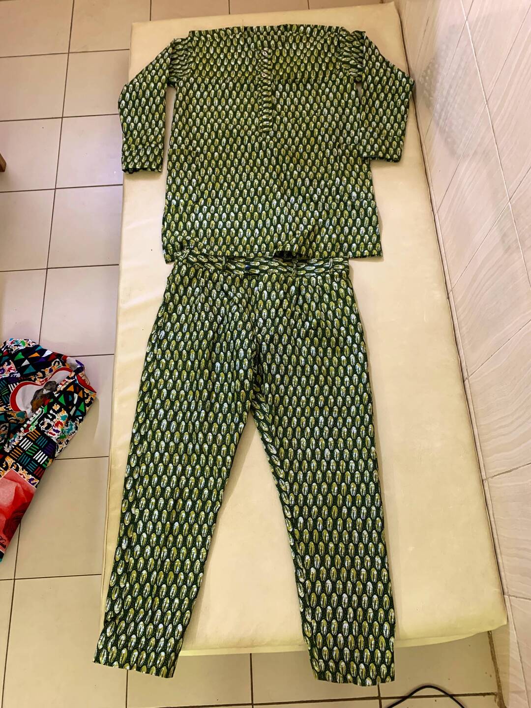 Dit is het typische design van een boumba, dit dragen alle mannen op zondag of voor feesten