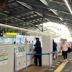 Schaffner am Bahnsteig vom Shinkansen