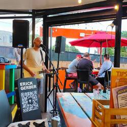 Da sind wir...im tipsy oyster mit Live Musik und Plätzen in der ersten Reihe. Herrlich.