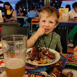 Da haut Mats mächtig rein. Lecker Chicken Wings.