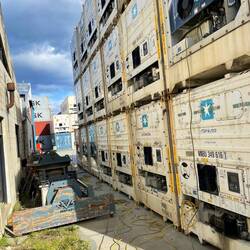 Die Container warten auf die Verschiffung (mit Kühlaggregaten).