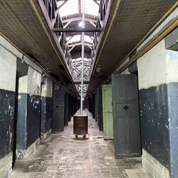 Gefängnistrakt vor der Renovierung. Eisige Kälte!!!!