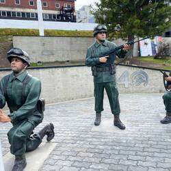 Lebensgrosse Soldaten während des Falklandkrieges. Der linke hisst gerade die Fahne.
