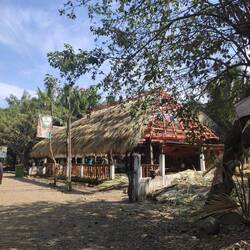 Eine Hütte wird bedacht