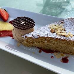 Mandelkuchen mit Mandeleis