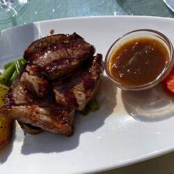 Rindersteak mit grünen Bohnen und Ofenkartoffeln