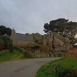 Noch ein Haus am Felsen