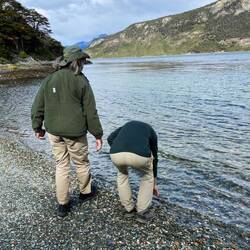 Martin prüft die Wassertemperatur. Etwa 10 Grad hat der Beagle-Kanal.