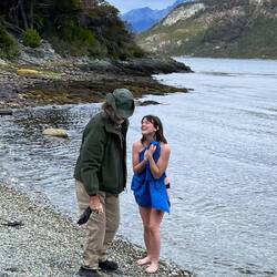 Manuel leiht der Französin sein Handtuch zum Abtrocknen.