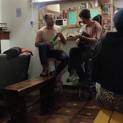 Grosser Israeli mit kleiner Ukulele, lustig